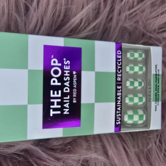 - Red Aspen Green and White Nail Dashes - Picture 5 of 6